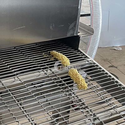 Golpeando as migalhas que panam o cozimento do marisco da máquina de revestimento da galinha